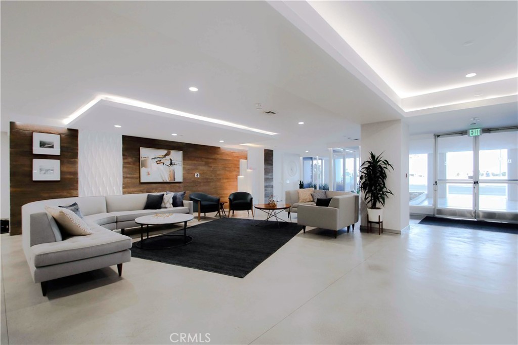 https://media.crmls.org/medias/301ec0f8-317f-43c3-89a9-b45e9b1b1501.jpg?preset=X-Large