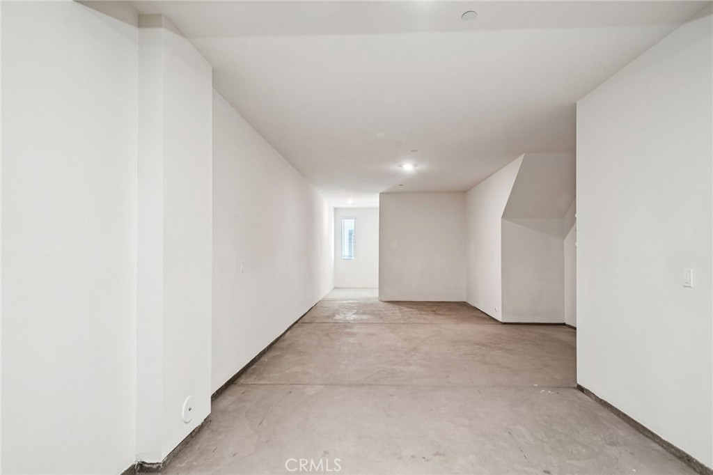 https://media.crmls.org/medias/30210613-f202-4473-8e33-91187b1b5e1b.jpg?preset=X-Large