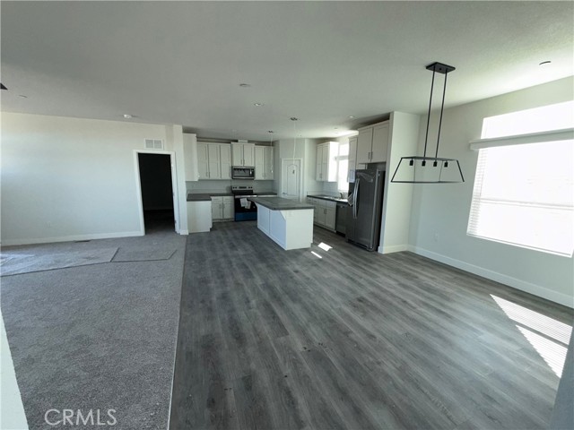 Detail Gallery Image 4 of 13 For 10633 Bromley Rd, Pinon Hills,  CA 92372 - 4 Beds | 2 Baths