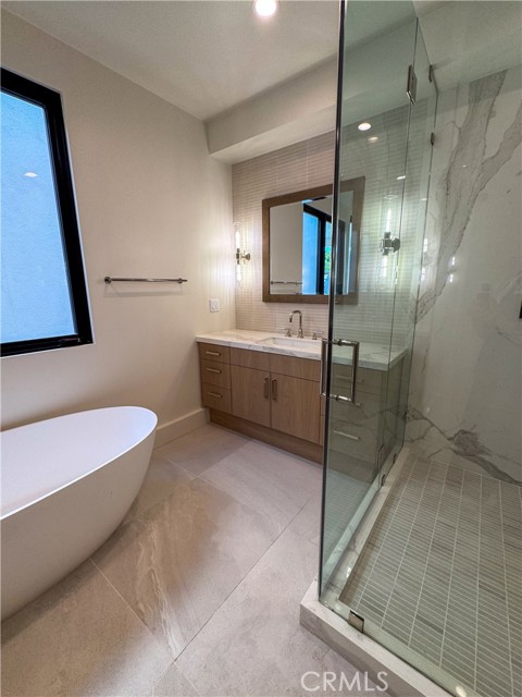 Detail Gallery Image 15 of 56 For 404 16th St, Manhattan Beach,  CA 90266 - 5 Beds | 5/2 Baths