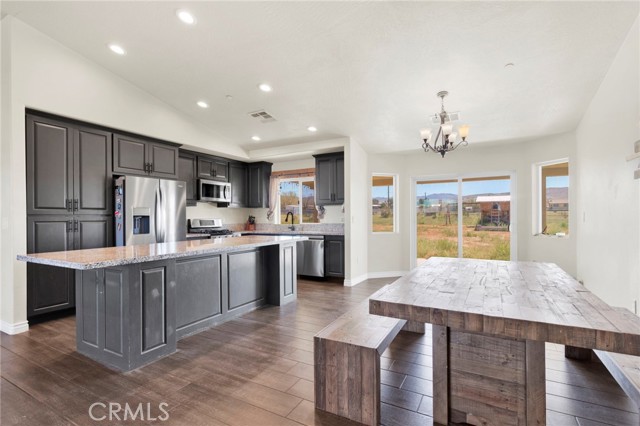 Detail Gallery Image 5 of 52 For 23661 Laurel, Apple Valley,  CA 92308 - 4 Beds | 3 Baths