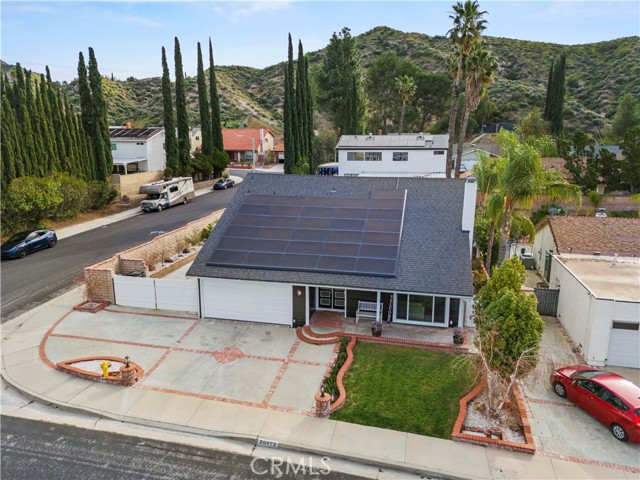 Detail Gallery Image 2 of 49 For 28972 Lotusgarden, Canyon Country,  CA 91387 - 4 Beds | 3 Baths