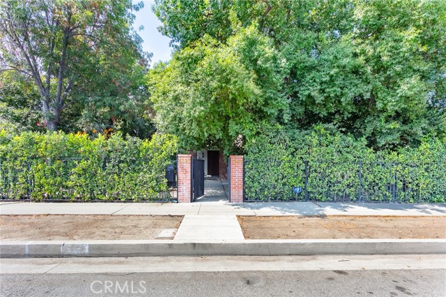 Detail Gallery Image 2 of 29 For 5825 Fulton Ave, Valley Glen,  CA 91401 - 3 Beds | 3 Baths