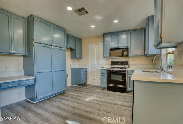 Detail Gallery Image 10 of 23 For 43954 Blue Sky Ct, Lancaster,  CA 93536 - 4 Beds | 3 Baths