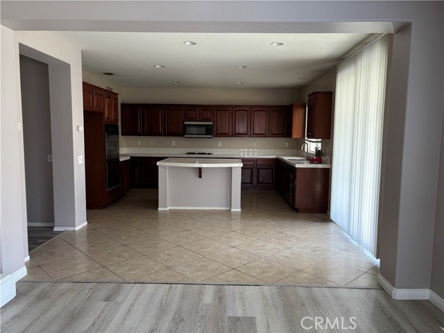 13847 Blue Ribbon Lane, Eastvale CA: https://media.crmls.org/medias/302dab14-9130-48a9-8532-9ddc43b146ef.jpg