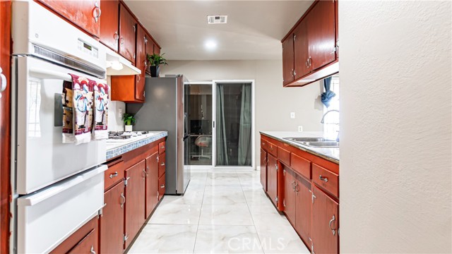 931 N Eucalyptus Avenue, Rialto CA: https://media.crmls.org/medias/3031e4ec-5ebd-4363-a160-f7d2861d964a.jpg