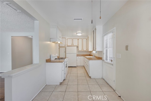 428 S Rosalinda Avenue, Azusa CA: https://media.crmls.org/medias/30330f28-bae2-4f06-8ce1-fc2002b1e52a.jpg
