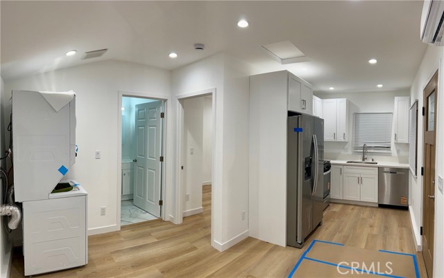 Detail Gallery Image 2 of 8 For 18658 Runnymede St., Reseda,  CA 91335 - 1 Beds | 1 Baths