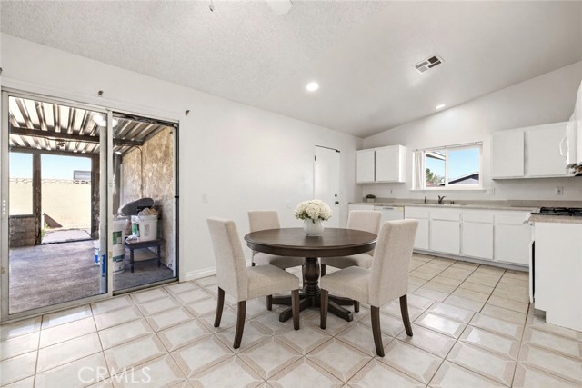 Detail Gallery Image 12 of 52 For 2906 Casamia, Palmdale,  CA 93550 - 3 Beds | 2 Baths