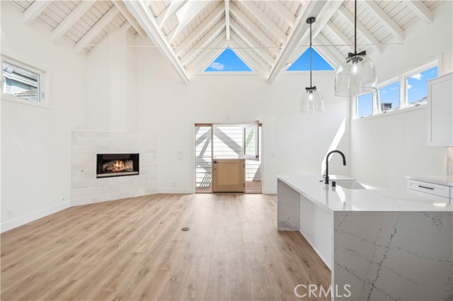 439 1/2 Carnation Avenue, Corona del Mar CA: https://media.crmls.org/medias/3036d773-497e-4ed2-926e-9239a53a317d.jpg