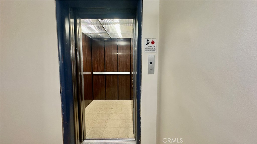 https://media.crmls.org/medias/30381440-c402-49a3-99dd-97294a87cc44.jpg?preset=X-Large