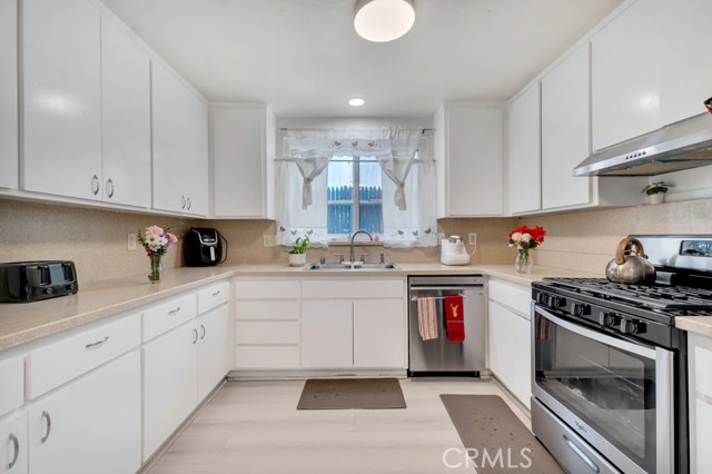 Detail Gallery Image 7 of 61 For 7701 Baird Ave, Reseda,  CA 91335 - – Beds | – Baths