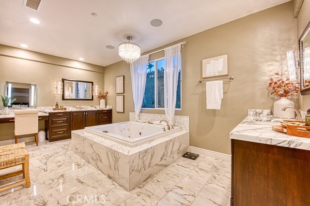8 Joliet Drive, Coto de Caza CA: https://media.crmls.org/medias/303f06f2-f6d8-46da-a5ca-264d5805e9b8.jpg