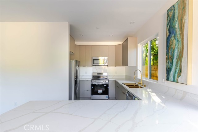 Detail Gallery Image 13 of 24 For 17428 Roscoe Bld, Northridge,  CA 91325 - 2 Beds | 2/1 Baths