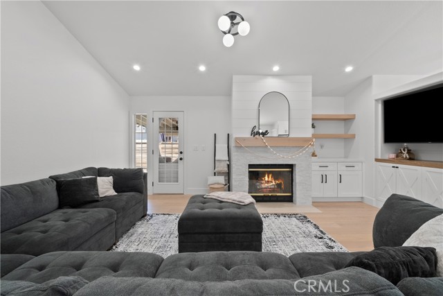 Detail Gallery Image 2 of 29 For 19983 Crestview Dr, Canyon Country,  CA 91351 - 3 Beds | 2 Baths