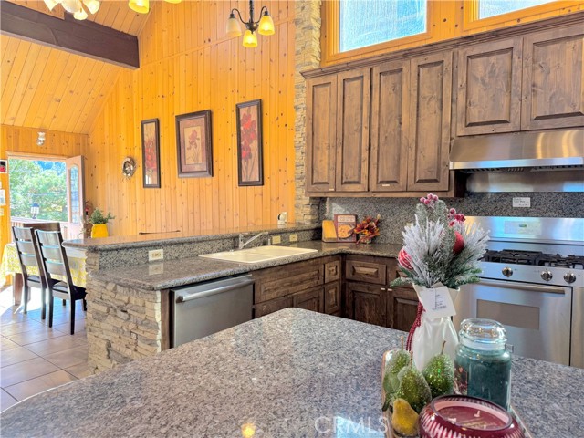 Detail Gallery Image 12 of 28 For 39050 Willow Landing, Big Bear Lake,  CA 92315 - 2 Beds | 2/1 Baths