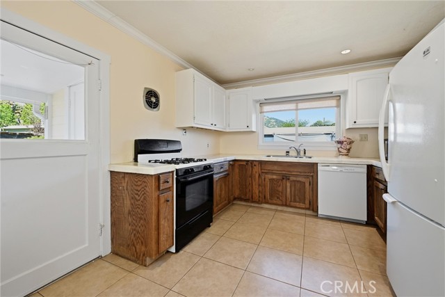 Detail Gallery Image 8 of 27 For 3440 Beach, Nice,  CA 95464 - 2 Beds | 1 Baths