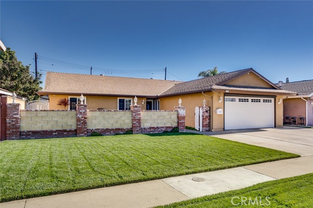 Detail Gallery Image 1 of 29 For 16422 Lakemont Ln, Huntington Beach,  CA 92647 - 4 Beds | 2 Baths