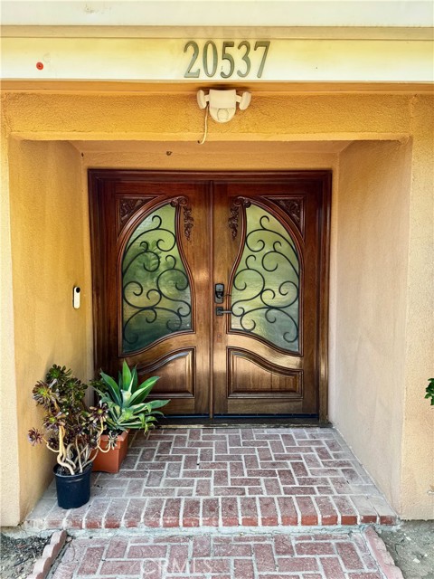 20537 Aetna Street, Woodland Hills CA: https://media.crmls.org/medias/3050da47-70bf-4047-8370-76919dda7462.jpg