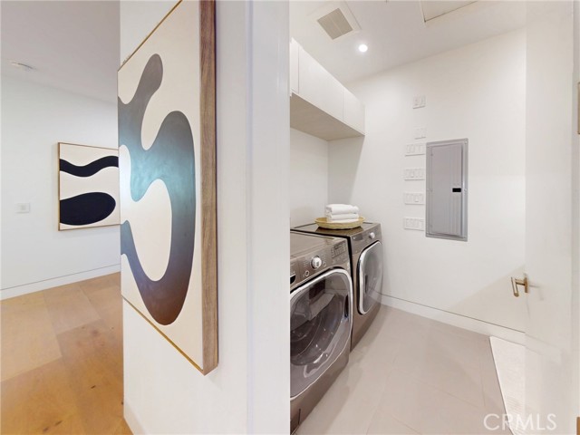 Detail Gallery Image 25 of 56 For 1845 Coldwater Canyon Dr, Beverly Hills,  CA 90210 - 4 Beds | 3 Baths