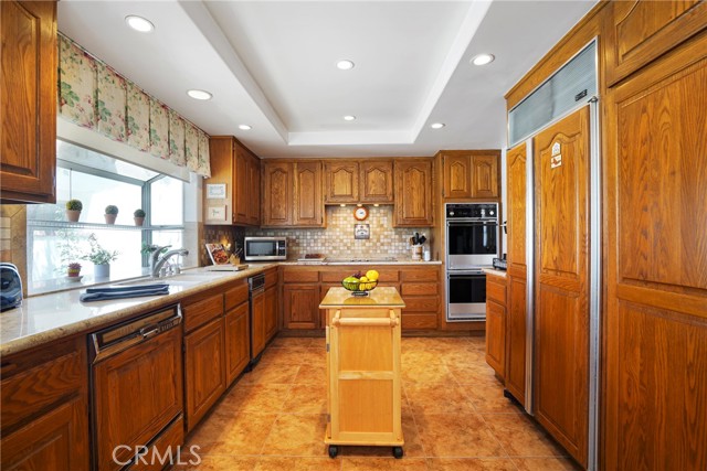 Kitchen has bay window, double ovens, granite counter tops, and was remodelled approximately 2007 per owner.