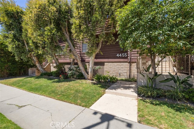 4455 Fulton Avenue, Sherman Oaks CA: https://media.crmls.org/medias/3052d0c5-7246-40de-8ae0-de0078dc6afc.jpg