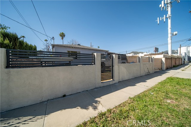 Detail Gallery Image 2 of 39 For 15625 La Mesa St, Sylmar,  CA 91342 - 2 Beds | 2 Baths