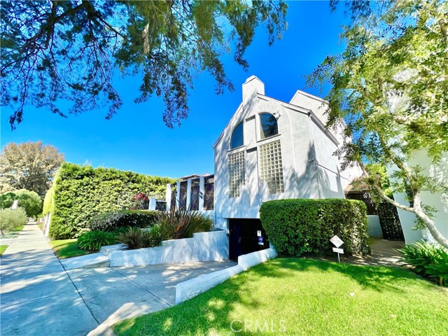 Detail Gallery Image 3 of 4 For 8427 W. 4th St, Los Angeles,  CA 90048 - 3 Beds | 3 Baths