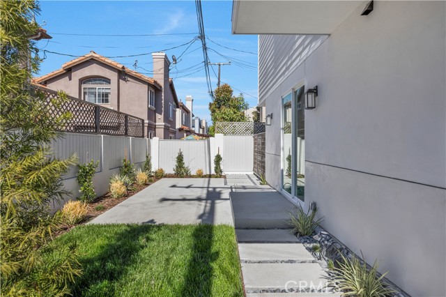 2405 Mathews Avenue, Redondo Beach CA: https://media.crmls.org/medias/3055b08d-b886-4bf7-8420-723c7cc3a352.jpg