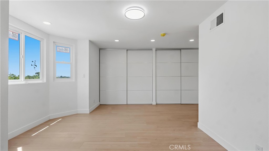 https://media.crmls.org/medias/305736a6-0332-4363-b2e6-21bc80589bf6.jpg?preset=X-Large