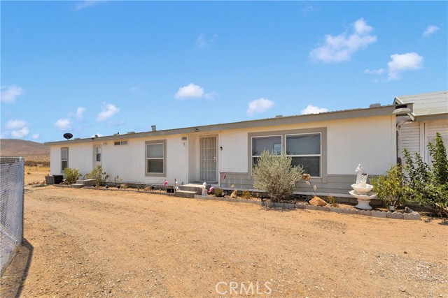 27320 Rodeo Road, Helendale CA: https://media.crmls.org/medias/305a0076-a060-4c9d-a5b5-de1462ee3c2c.jpg