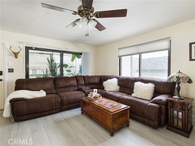 Detail Gallery Image 2 of 14 For 212 E Imperial Ave #E,  El Segundo,  CA 90245 - 3 Beds | 2 Baths