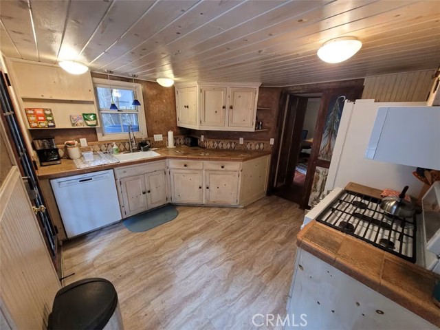 810 Lake Drive, Lake Arrowhead CA: https://media.crmls.org/medias/305c11e9-8cbb-42cc-bc3c-2779ca0e7222.jpg