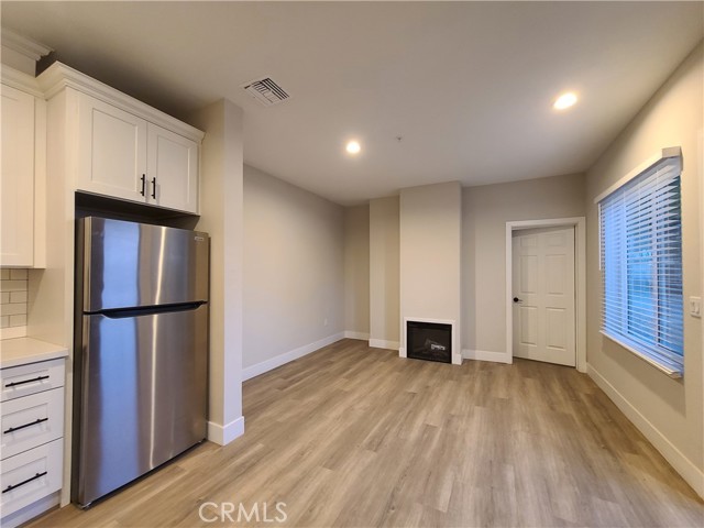 Detail Gallery Image 4 of 14 For 8412 Burnet Ave, North Hills,  CA 91343 - 2 Beds | 2 Baths