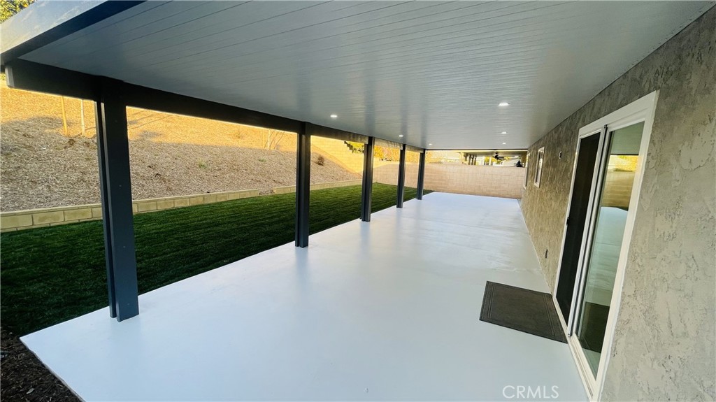 https://media.crmls.org/medias/305d0927-de50-4e61-b8bb-99b2006b4090.jpg?preset=X-Large