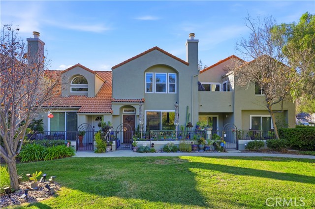 Detail Gallery Image 2 of 55 For 22350 Heritage Pass, Chatsworth,  CA 91311 - 2 Beds | 2/1 Baths