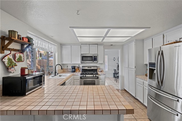 Detail Gallery Image 13 of 32 For 2611 Jeffery Cir, Hemet,  CA 92545 - 4 Beds | 3 Baths