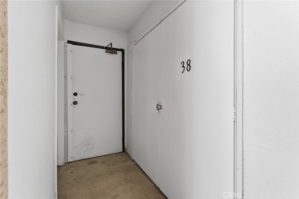 https://media.crmls.org/medias/3062d703-00af-4415-86a0-49a8f064dcaf.jpg?preset=X-Large