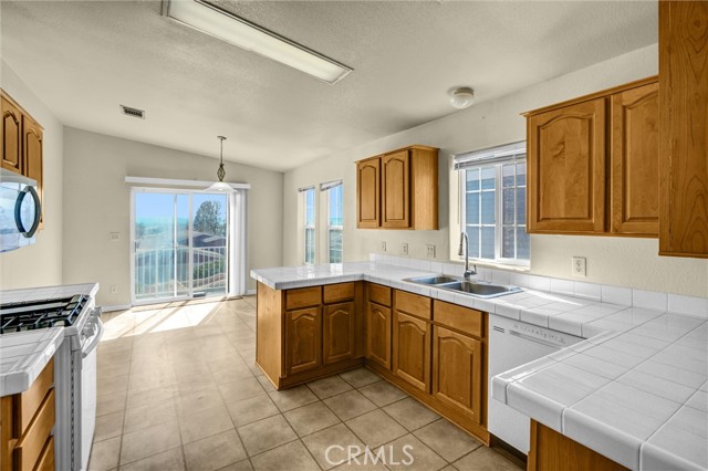 Detail Gallery Image 10 of 29 For 2424 Sunset Ridge Dr., Rosamond,  CA 93560 - 3 Beds | 2 Baths