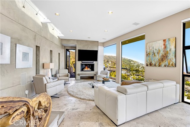 Detail Gallery Image 9 of 61 For 31411 Ceanothus Dr, Laguna Beach,  CA 92651 - 3 Beds | 2/1 Baths