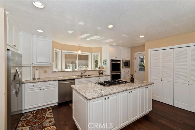 Detail Gallery Image 21 of 49 For 28065 Peninsula, Lake Arrowhead,  CA 92352 - 4 Beds | 3/1 Baths