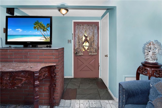 11028 Condon Avenue, Inglewood CA: https://media.crmls.org/medias/306bdf25-ee7a-40ec-8ce4-94b83fb65de3.jpg