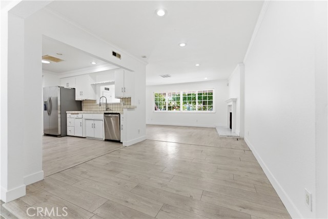 Detail Gallery Image 11 of 39 For 8443 Remmet, Canoga Park,  CA 91304 - 3 Beds | 2 Baths