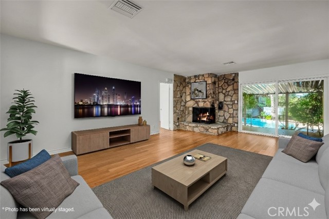 Detail Gallery Image 26 of 52 For 18419 Linnet, Tarzana,  CA 91356 - 3 Beds | 3 Baths