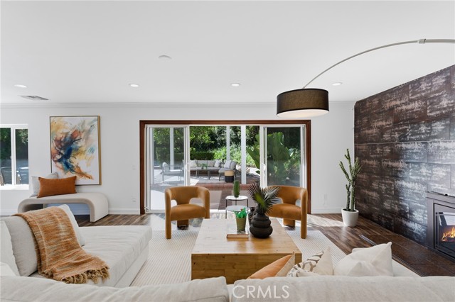 Detail Gallery Image 7 of 34 For 3831 Saint Johnswood Dr, Woodland Hills,  CA 91364 - 5 Beds | 3/1 Baths