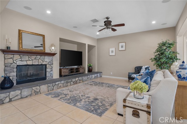 8416 Sunset Rose Drive, Corona CA: https://media.crmls.org/medias/307a2141-285b-4711-8f32-dbfca3c37910.jpg