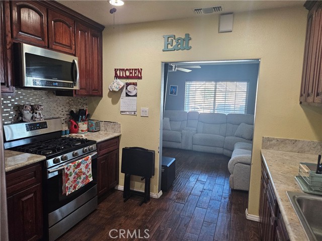 Detail Gallery Image 5 of 26 For 8693 San Carlos Ave, South Gate,  CA 90280 - 4 Beds | 2 Baths
