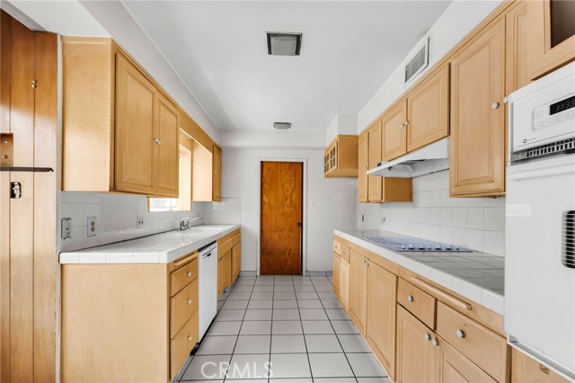 5723 West 74th Street, Los Angeles CA: https://media.crmls.org/medias/30816d2e-2b4d-4a18-a3cd-357b619f3074.jpg