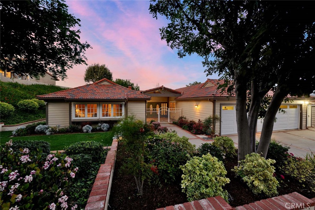 6823 E La Cumbre Drive