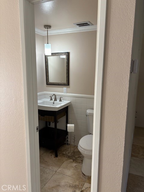 Detail Gallery Image 4 of 13 For 18243 Crater Lake Ct, Fountain Valley,  CA 92708 - 3 Beds | 2/1 Baths